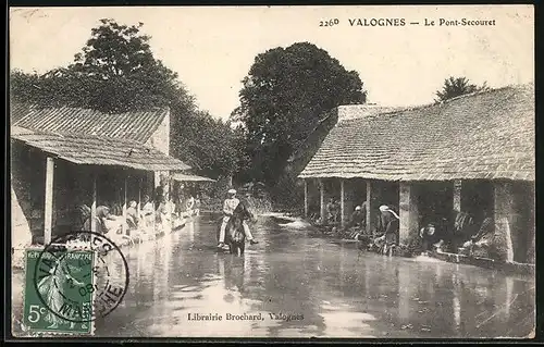 AK Valognes, Le Pont-Secouret, Waschfrau