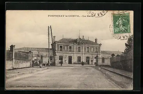 AK Fontenay le Comte, La Gare, Bahnhof