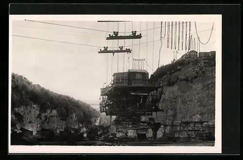 AK Genissiat, Barrage et usine de Genissiat 1947, L`une des quatre poutres de répartition du béton, Strassenbau