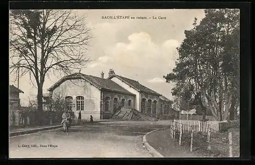 AK Raon-l`Étape, La Gare en ruines, Bahnhof