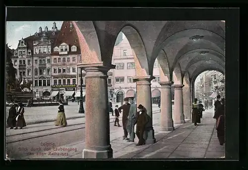 AK Leipzig, Blick durch den Laubengang des alten Rathauses mit Geschäften und Passanten