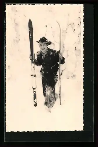 AK Junger Mann mit Skiern im Schnee