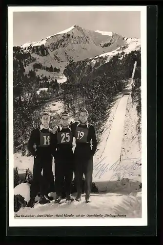 AK Oberstdorf, Internationale Ski-Flug-Woche 1950, Toni Brutscher, Sepp Weiler und Heini Klopfer vor der Schanze