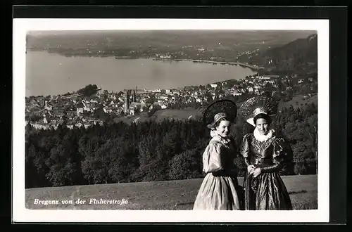 AK Bregenz, Panoramablick von der Fluherstrasse aus gesehen, zwei Frauen in Tracht