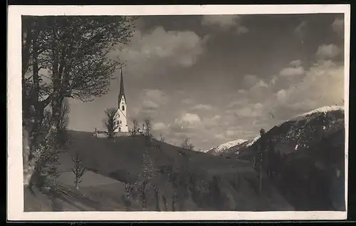 AK Birnbaum /Lesachtal, Kirche am Berg mit Alpenkulisse