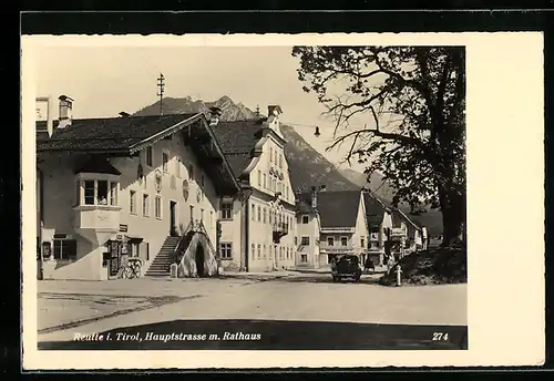 AK Reutte /Tirol, Hauptstrasse mit Rathaus
