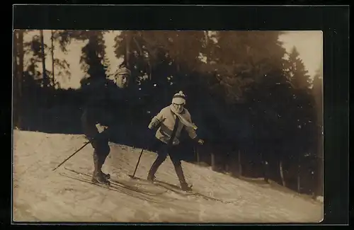 Foto-AK Zwei Männer beim Skifahren
