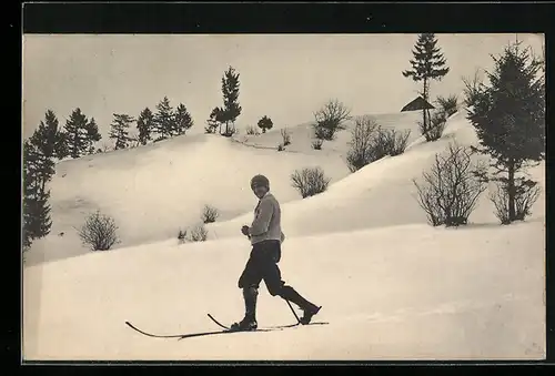 AK Winterliche Landschaft mit einem Skifahrer