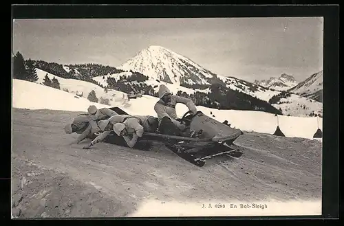 AK En Bob-Sleigh, Fünfer-Bob in den Bergen