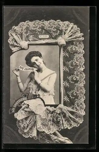 AK Les Dentelles, Point d`Alencon, Frau im Kleid mit Spitzenrahmen