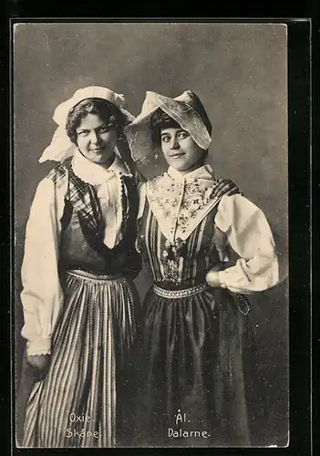 AK Zwei junge Mädchen in den typischen Trachten ihrer schwedischen Heimat