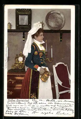 Künstler-AK Skane, Herrestad, Frau in schwedischer Tracht mit Humpen in der Hand