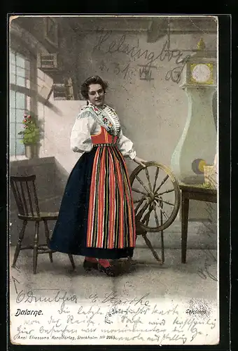 AK Dalarne, Leksand, Frau in schwedischer Tracht am Spinnrad