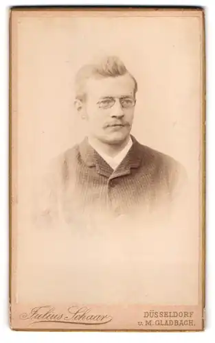 Fotografie Julius Schaar, Düsseldorf, Junger Herr mit Zwicker und Oberlippenbart