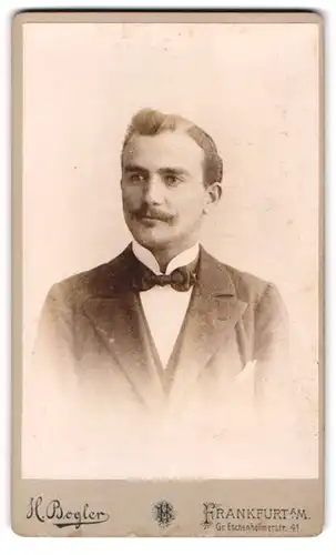 Fotografie H. Bogler, Frankfurt a. M., Gr. Eschenheimerstr. 41, Elegant gekleideter Herr mit Schnauzbart
