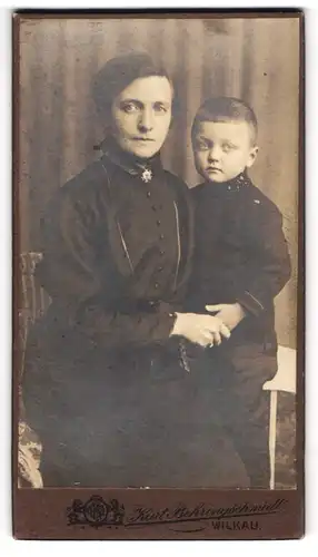 Fotografie Kurt Behringschmidt, Wilkau, Bürgerliche Dame mit einem Jungen