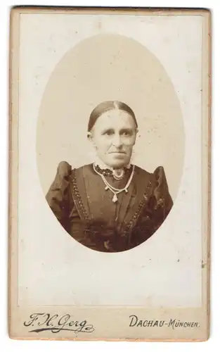 Fotografie F. X. Gerg, Dachau, Ältere Dame im Kleid mit Kragenbrosche
