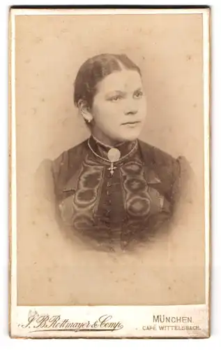 Fotografie J. B. Rottmayer & Co., München, Junge Dame mit Kragenbrosche und Kreuzkette