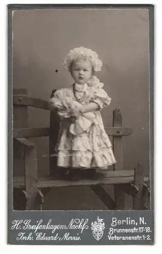 Fotografie Eduard Morris, Berlin, Brunnenstr. 17-18, Veteranenstr. 1-2, Kleines Mädchen im Kleid mit Puppe