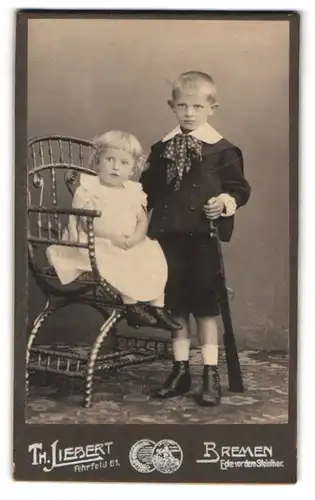 Fotografie Th. Liebert, Bremen, Kleines Mädchen im Kleid mit Jungen