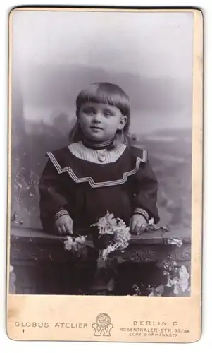 Fotografie Atelier Globus, Berlin, Rosenthaler-Str. 53-54 Ecke Gormannstr., Kleines Mädchen im Kleid mit Herzkette