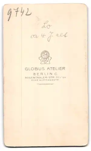 Fotografie Atelier Globus, Berlin, Rosenthaler-Str. 53-54 Ecke Gormannstr., Kleines Mädchen im Kleid mit Herzkette