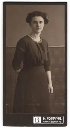 Fotografie H. Foeppel, Annaberg i. S., Junge Dame in modischer Kleidung