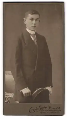 Fotografie Erich Saupe, Pirna a. E., Grohmannstr. Ecke Jacobäerstr., Student im Anzug mit Krawatte