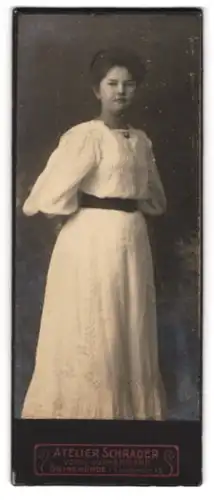 Fotografie Atelier Schrader, Swinemünde, Lindenstr. 15, Junge Dame im weissen Kleid