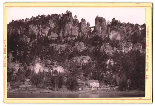 Fotografie unbekannter Fotograf, Ansicht Bastei, Blick auf die Bastei von der Elbe