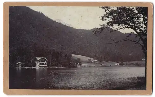 Fotografie unbekannter Fotograf, Ansicht Thumsee, Blick über den See nach der Villa am See