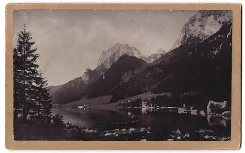 Fotografie unbekannter Fotograf, Ansicht Thumsee, Fischer auf dem See mit Wohnhäuser am Ufer