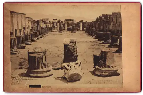 Fotografie Fototgraf unbekannt, Ansicht Pompei, Ruine der Baslica, 1884