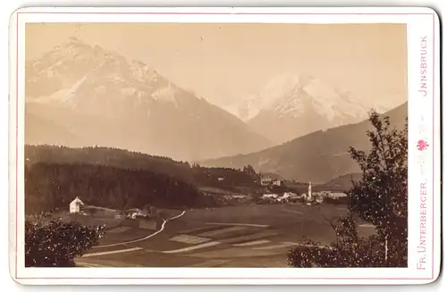 Fotografie Fr. Untersberger, Innsbruck, Ansicht Igls, Blick nach dem Ort mit Alpenpanorama