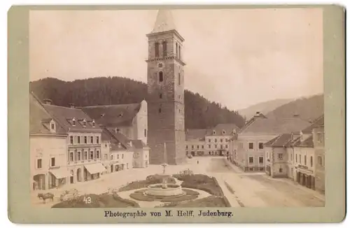 Fotografie Johann Steinacher, Judenburg, Ansicht Judenburg, Platz mit St. Nikolaus Kirche und Geschäften