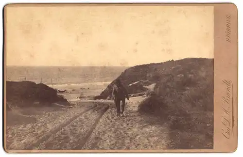 Fotografie Cai D. H. Brandt, Hjörring, Ansicht Hjörring, Blick auf den Strand mit alten Ruderbooten