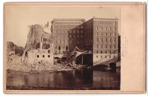 2 Fotografien Clamor Thiele, Hameln, Ansicht Hameln, Werdermühle vor und nach der Staubexplosion 1887, Ruine