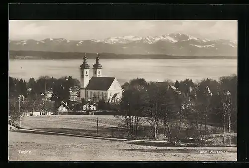 AK Tutzing, Teilansicht mit Kirche und Bergpanorama