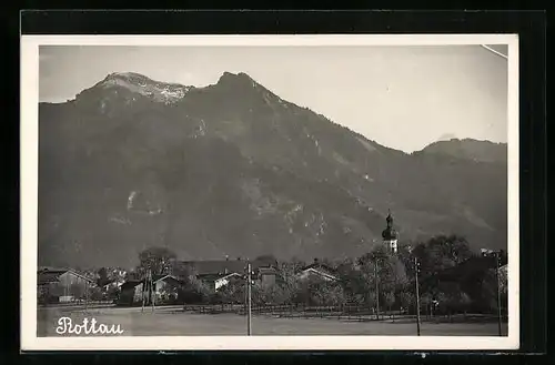 AK Rottau, Ortspanorama mit Bergen