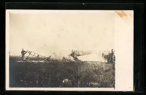 Foto-AK Soldaten am Wrack eines Flugzeuges