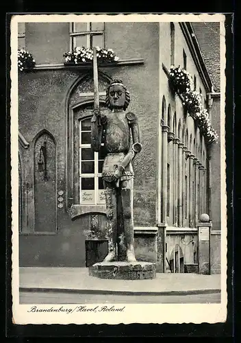 AK Brandenburg /Havel, Roland, Statue vor der Feuerwache