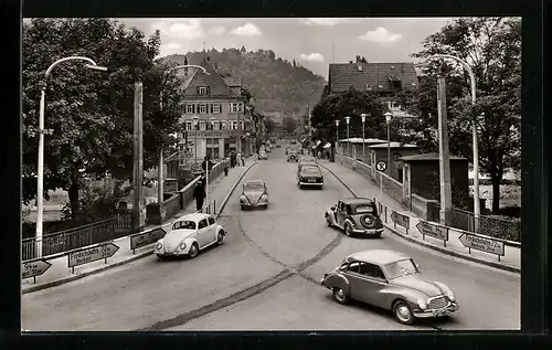 AK Tuttlingen, Blick über die Donaubrücke auf die Untere Hauptstrasse mit Honburg