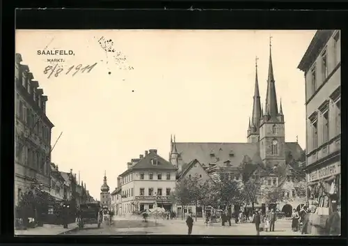 AK Saalfeld, Markt mit Kirche und Passanten