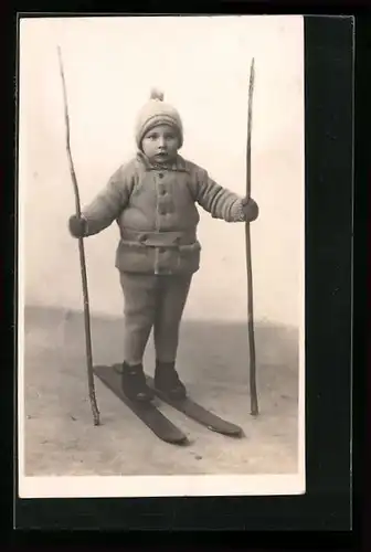 Foto-AK Junge in winterlicher Kleidung auf Skiern