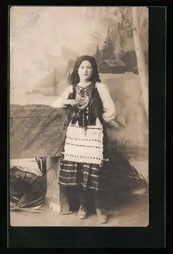 Foto-AK Junge Frau mit Halsketten in einer Studiokulisse