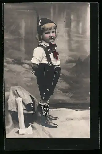 Foto-AK Kleiner Junge in Tracht in einer Studiokulisse