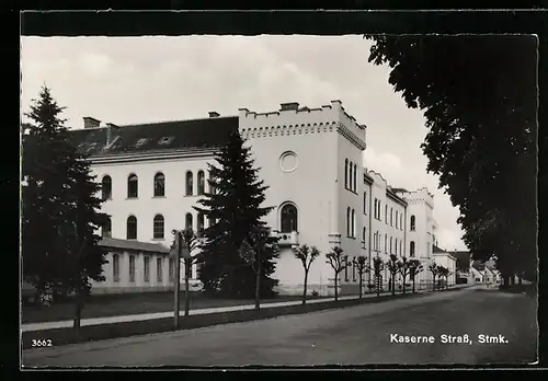 AK Strass /Stmk., Kaserne mit Strassenpartie