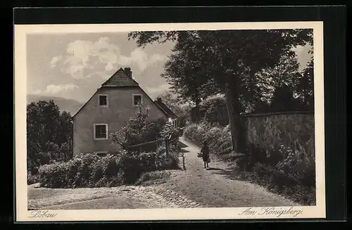 AK Löbau, Strasse am Königsberg mit Gebäudeansicht und kleinem Kind