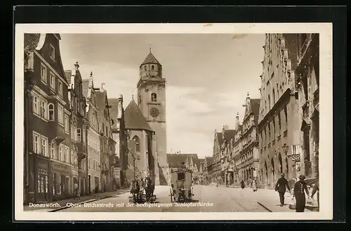 AK Donauwörth, Obere Reichsstrasse mit der hochgelegenen Stadtpfarrkirche