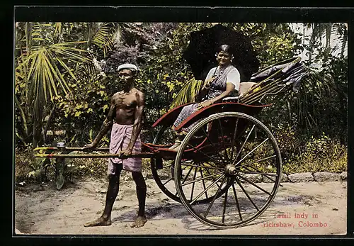 AK Frau mit Schirm lässt sich in einer Rikscha chauffieren